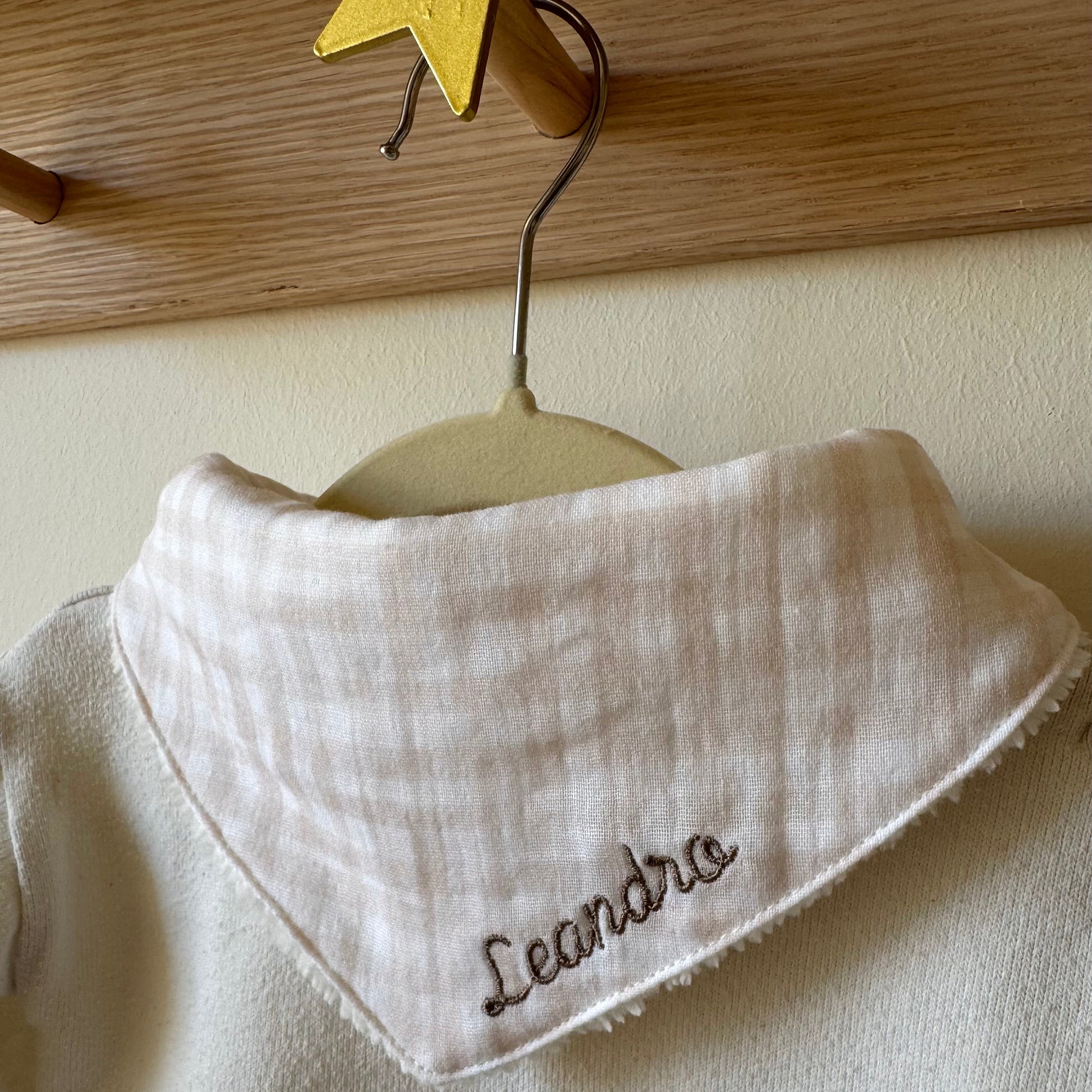 Bavoir personnalisé brodé au prénom pour bébé