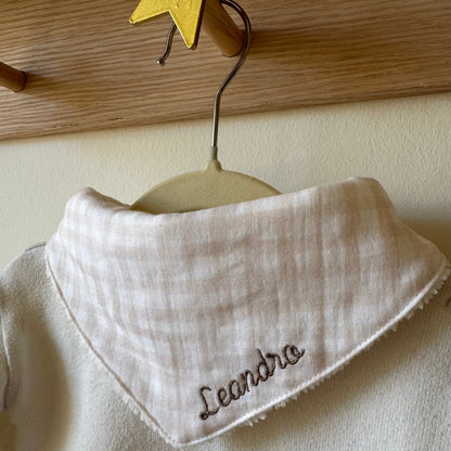 Bavoir personnalisé brodé au prénom pour bébé