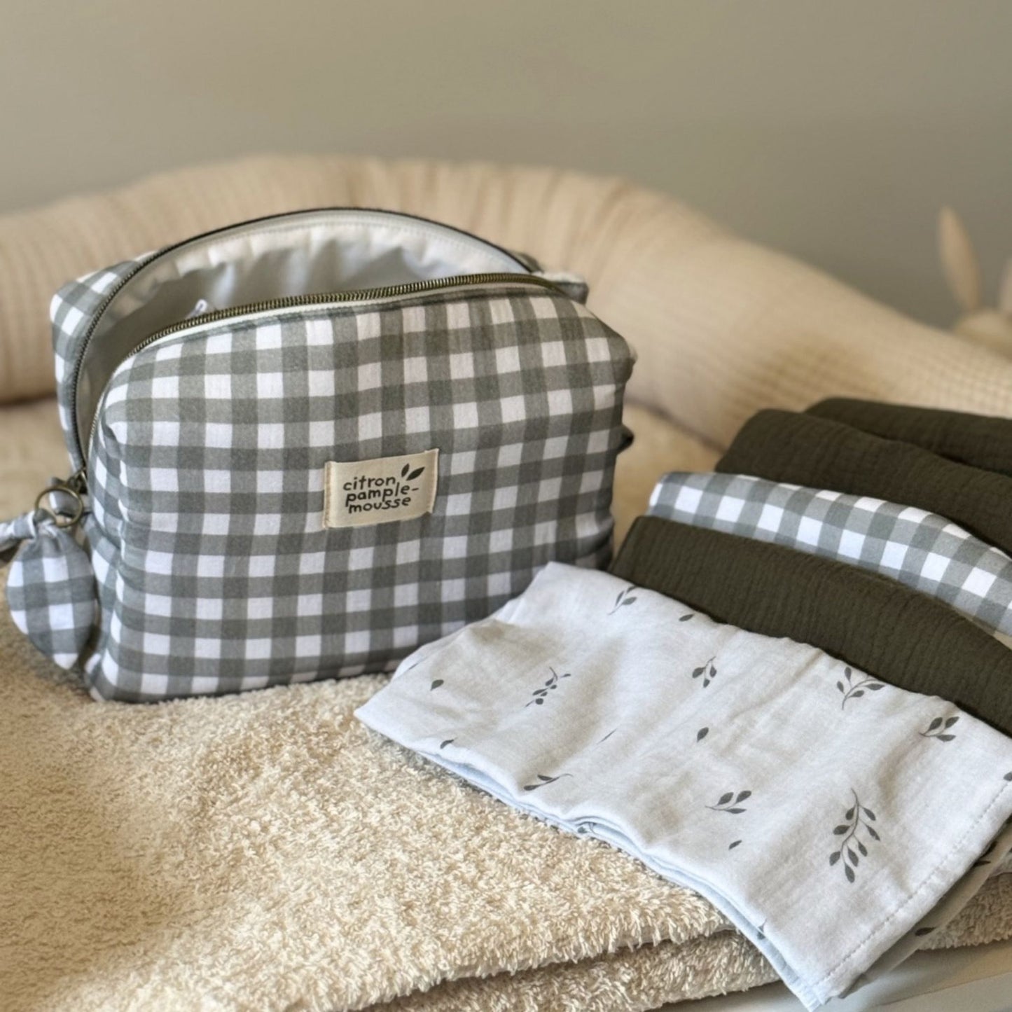 Trousse toilette cadeau liste naissance bébé vichy