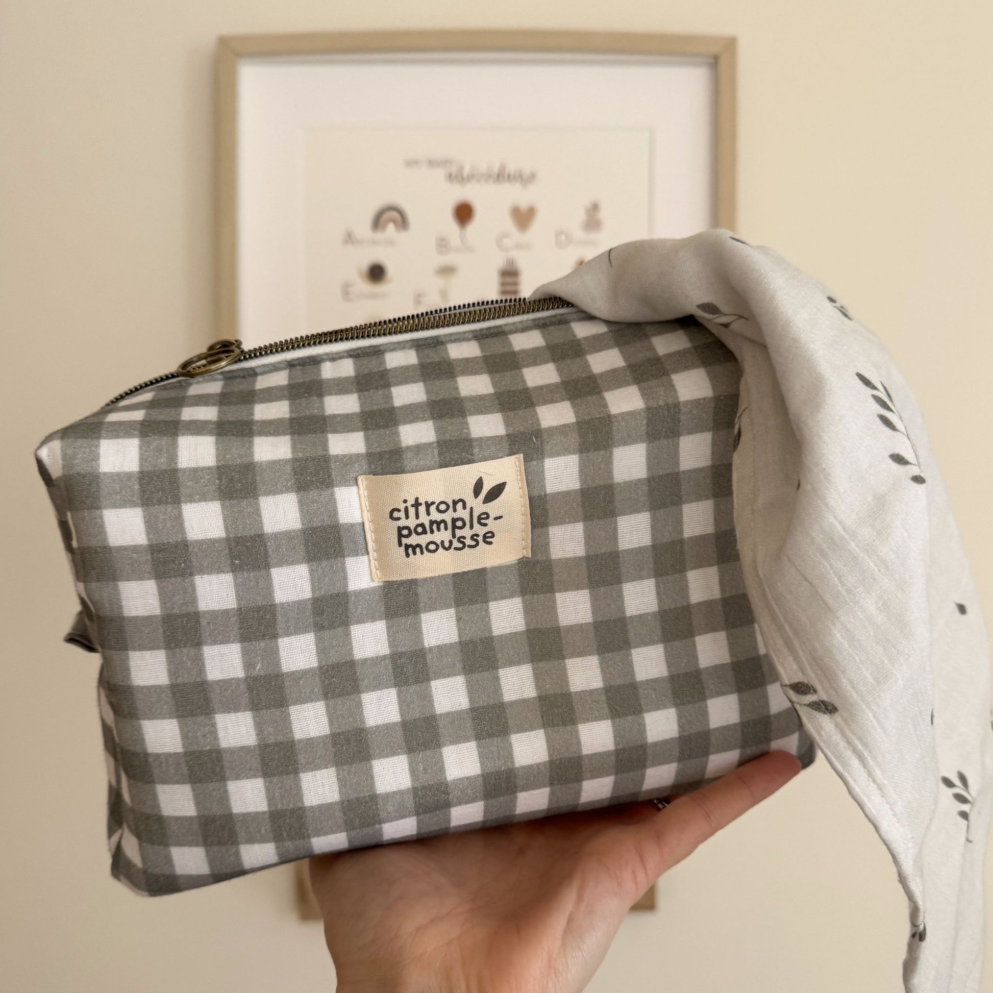 Trousse toilette bébé imperméable vichy kaki double gaze