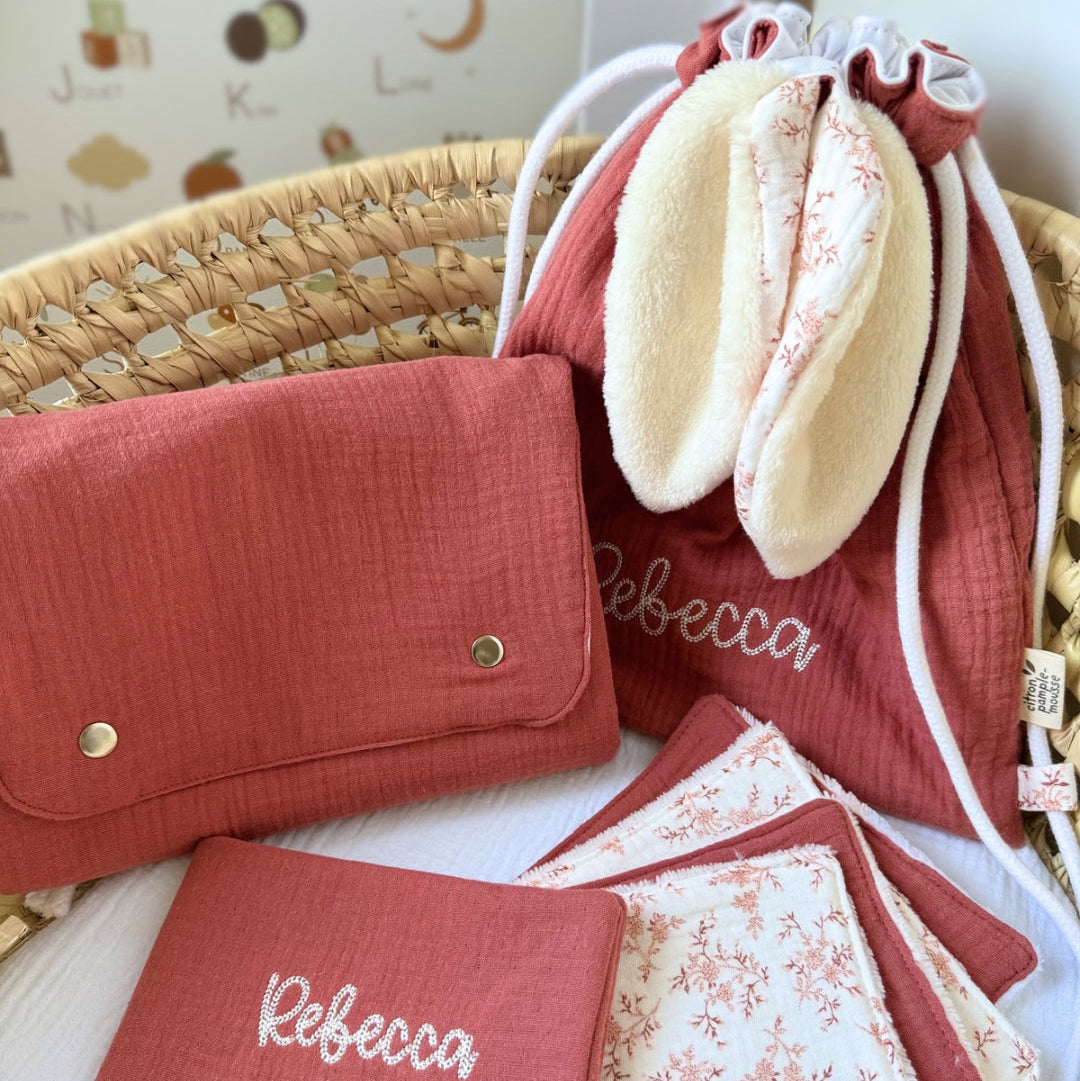 Trousseau-naissance-bébé-terracotta-bébé-fille-tapis-à-langer