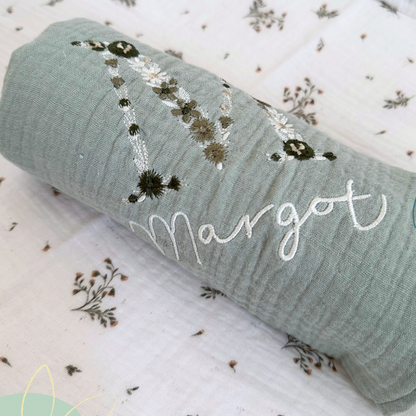 Le maxi-lange brodé Lettre