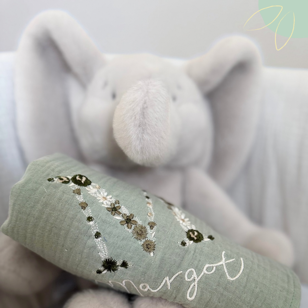 Le maxi-lange brodé Lettre