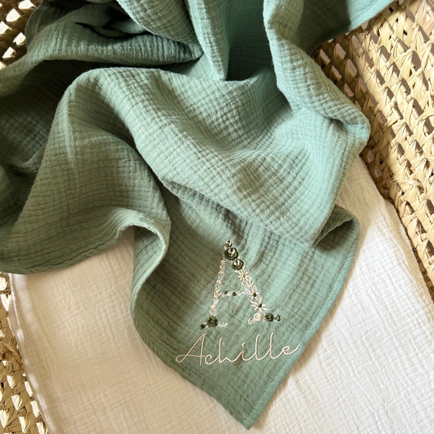 Le maxi-lange brodé Lettre