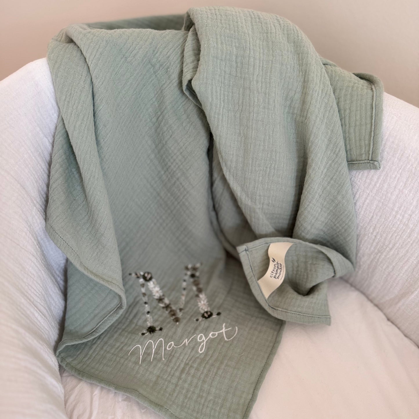 Le maxi-lange brodé Lettre