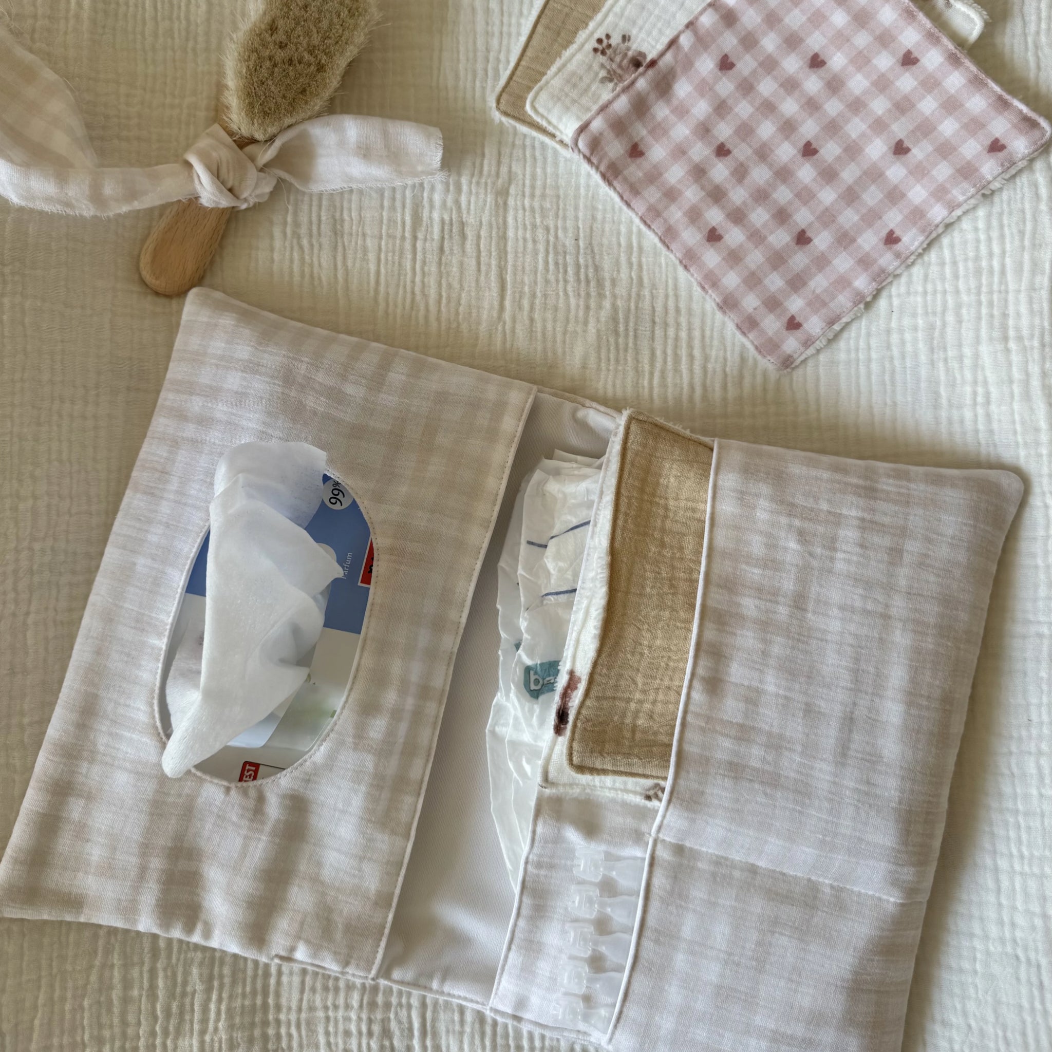 Pochette à langer nomade ouverte en double gaze vichy beige, poche lingettes et compartiments change bébé - Citron Pamplemousse